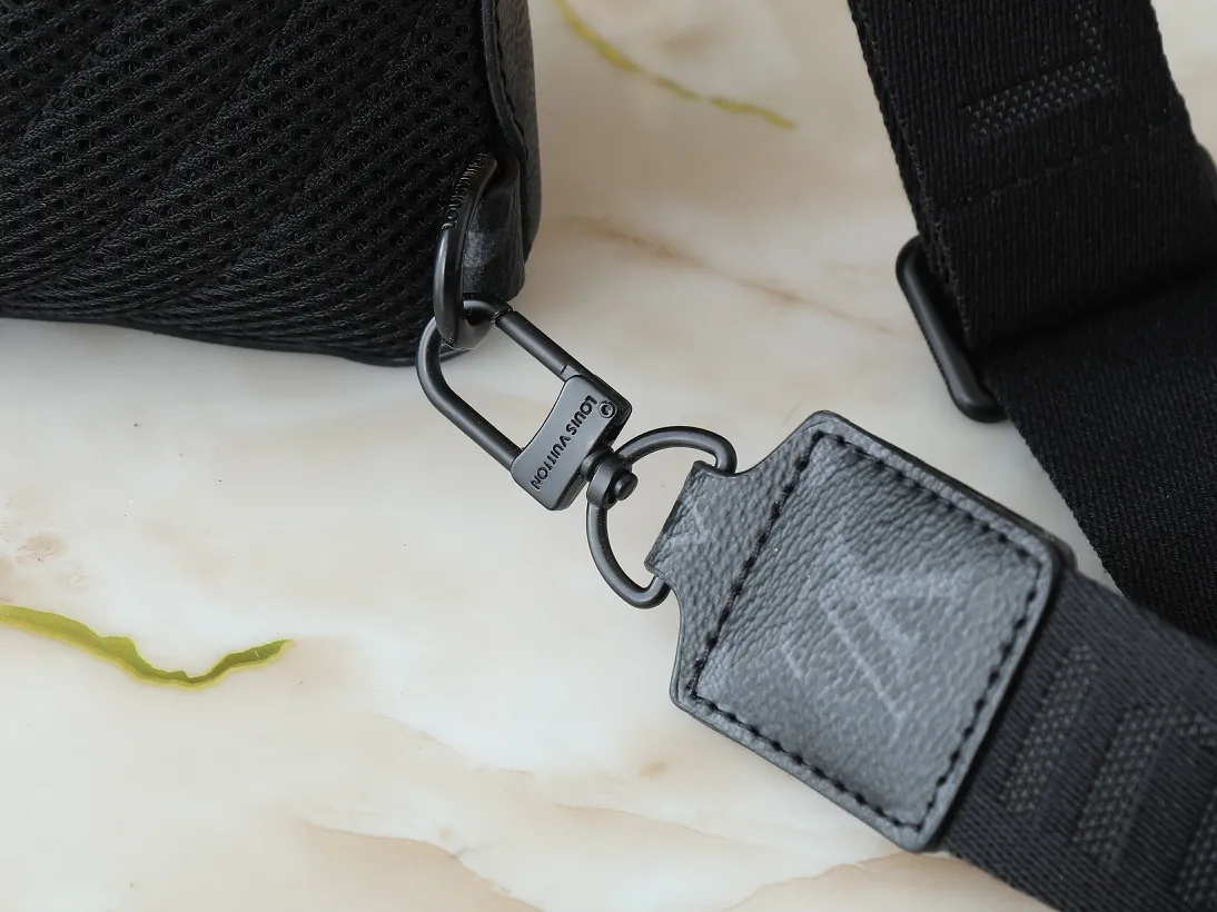 💰260💰Upgraded from the original M23736 M23765 M11601. This Pilot shoulder bag references the classic design of the Takeoff backpack, making it a trendy choice with its rounded lines, front flap and iconic details of the LV Aerogram series. The magnetic closure ensures easy access and secure storage, and the adjustable shoulder strap can be placed on either side of the bag. 20.0 x 30.0 x 4.0 cm (length x height x width)