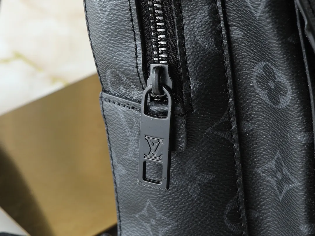 💰260💰Upgraded from the original M23736 M23765 M11601. This Pilot shoulder bag references the classic design of the Takeoff backpack, making it a trendy choice with its rounded lines, front flap and iconic details of the LV Aerogram series. The magnetic closure ensures easy access and secure storage, and the adjustable shoulder strap can be placed on either side of the bag. 20.0 x 30.0 x 4.0 cm (length x height x width)