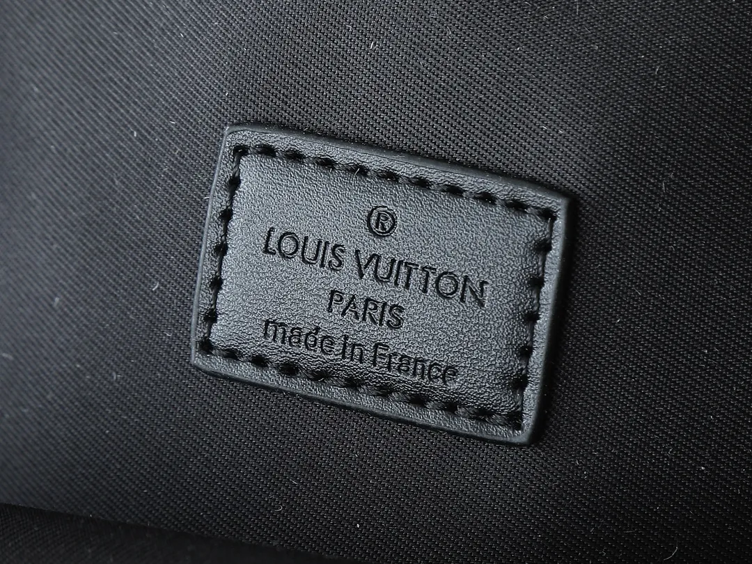 💰260💰Upgraded from the original M23736 M23765 M11601. This Pilot shoulder bag references the classic design of the Takeoff backpack, making it a trendy choice with its rounded lines, front flap and iconic details of the LV Aerogram series. The magnetic closure ensures easy access and secure storage, and the adjustable shoulder strap can be placed on either side of the bag. 20.0 x 30.0 x 4.0 cm (length x height x width)