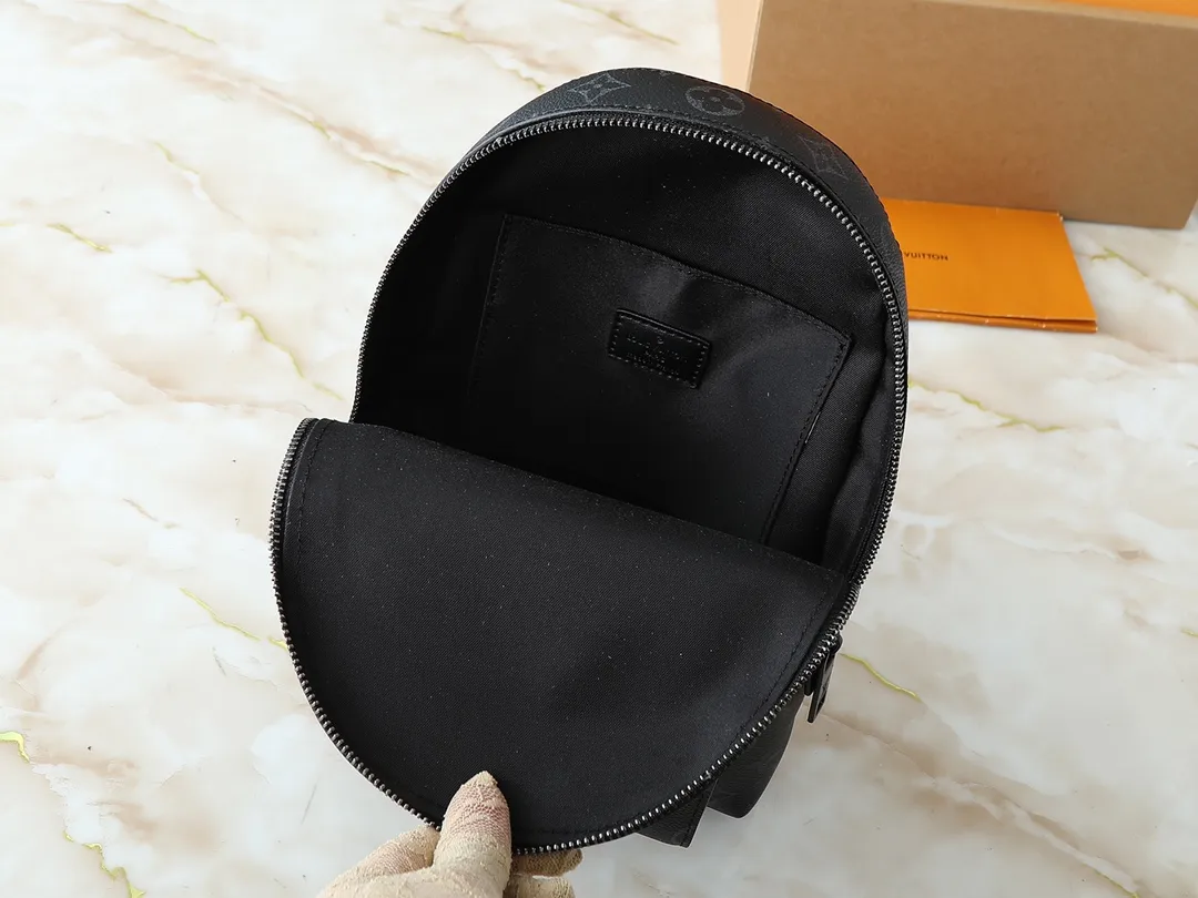 💰260💰Upgraded from the original M23736 M23765 M11601. This Pilot shoulder bag references the classic design of the Takeoff backpack, making it a trendy choice with its rounded lines, front flap and iconic details of the LV Aerogram series. The magnetic closure ensures easy access and secure storage, and the adjustable shoulder strap can be placed on either side of the bag. 20.0 x 30.0 x 4.0 cm (length x height x width)