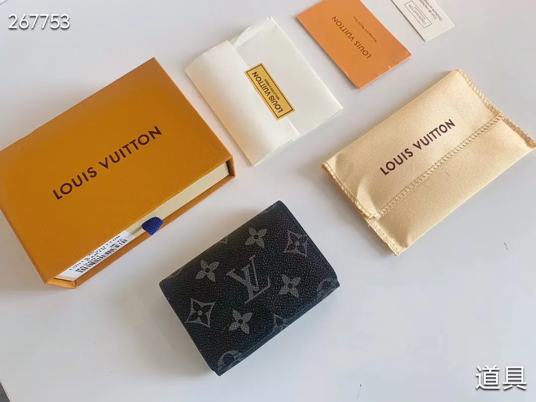 P80 💎LV ENVELOPPE CARTE DE VISITE Card Holder Wallet Made of classic Monogram coated canvas, this Enveloppe Carte de Visite card holder allows you to carry business cards or credit cards with you delicately. It can be easily stored in almost any pocket and uses snap buttons to open and close. Style number: M63801. Model: 10.5x 8x1. Coding: nn71/145125/57