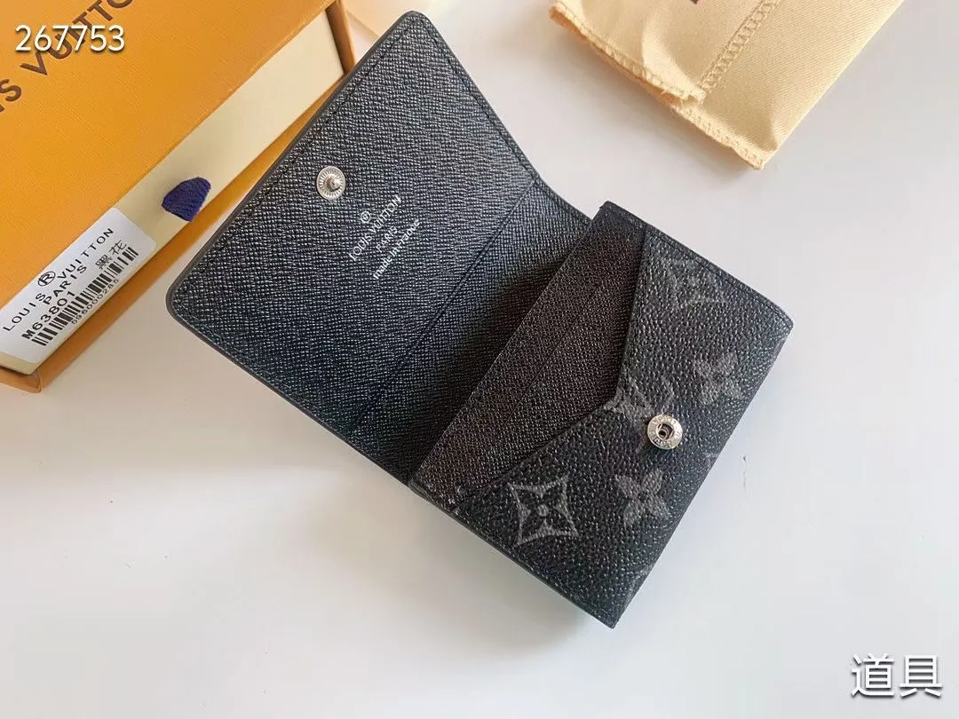 P80 💎LV ENVELOPPE CARTE DE VISITE Card Holder Wallet Made of classic Monogram coated canvas, this Enveloppe Carte de Visite card holder allows you to carry business cards or credit cards with you delicately. It can be easily stored in almost any pocket and uses snap buttons to open and close. Style number: M63801. Model: 10.5x 8x1. Coding: nn71/145125/57