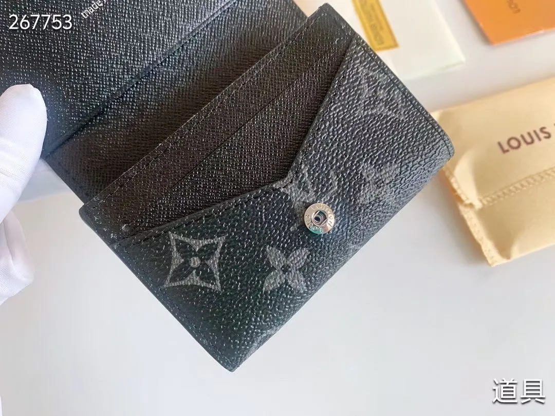 P80 💎LV ENVELOPPE CARTE DE VISITE Card Holder Wallet Made of classic Monogram coated canvas, this Enveloppe Carte de Visite card holder allows you to carry business cards or credit cards with you delicately. It can be easily stored in almost any pocket and uses snap buttons to open and close. Style number: M63801. Model: 10.5x 8x1. Coding: nn71/145125/57