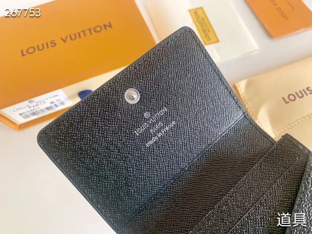 P80 💎LV ENVELOPPE CARTE DE VISITE Card Holder Wallet Made of classic Monogram coated canvas, this Enveloppe Carte de Visite card holder allows you to carry business cards or credit cards with you delicately. It can be easily stored in almost any pocket and uses snap buttons to open and close. Style number: M63801. Model: 10.5x 8x1. Coding: nn71/145125/57