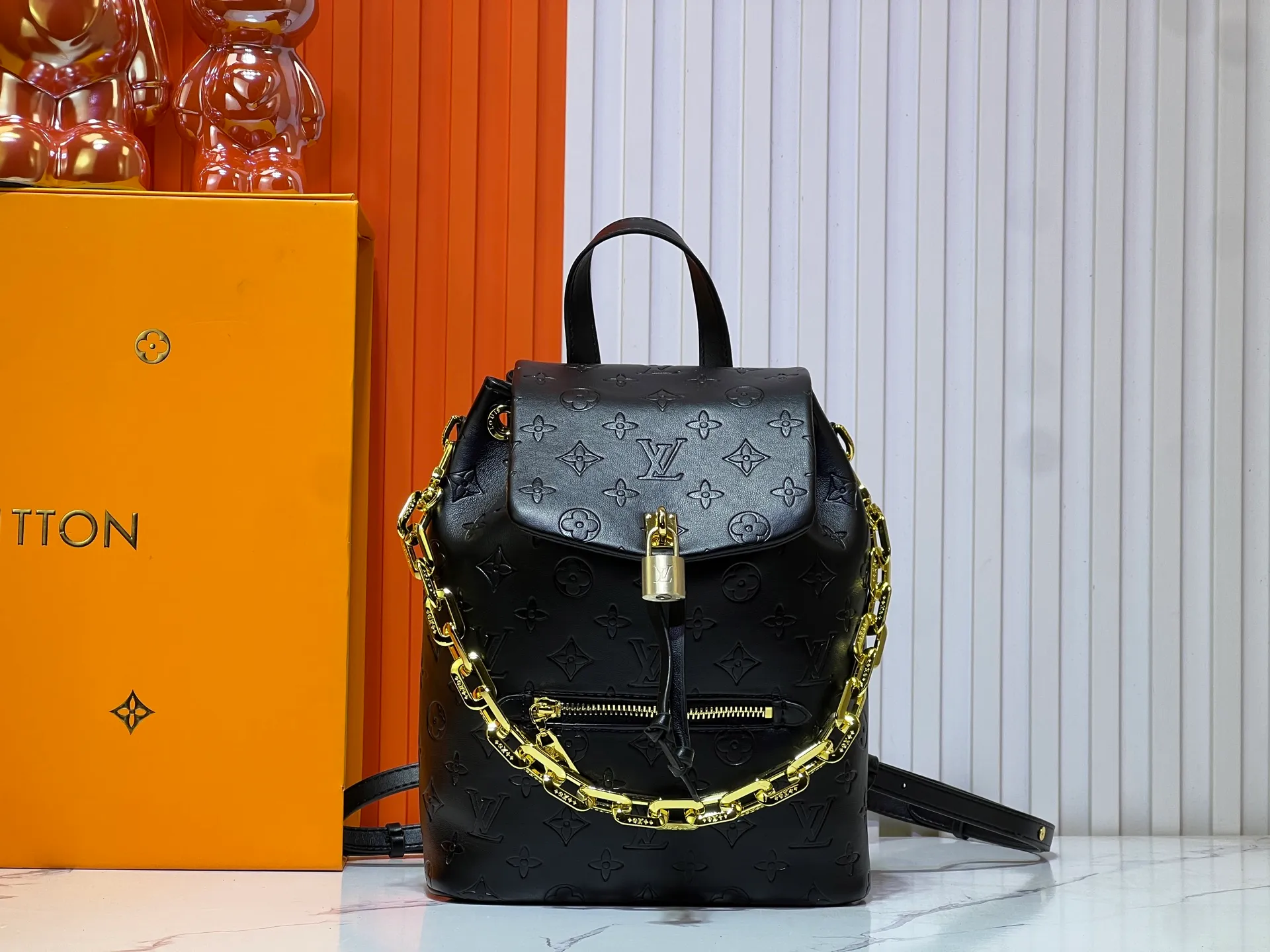 Batch 280💰M13357 Coussin Backpack small handbag joins the Coussin series with a backpack configuration. It is made of soft Monogram embossed leather and integrated with the iconic LV padlock, combining modern style and functional considerations. The detachable Coussin chain releases the metal edge, and the zippered front pocket makes it easy to access various small items. Size: 21X26X10 cm