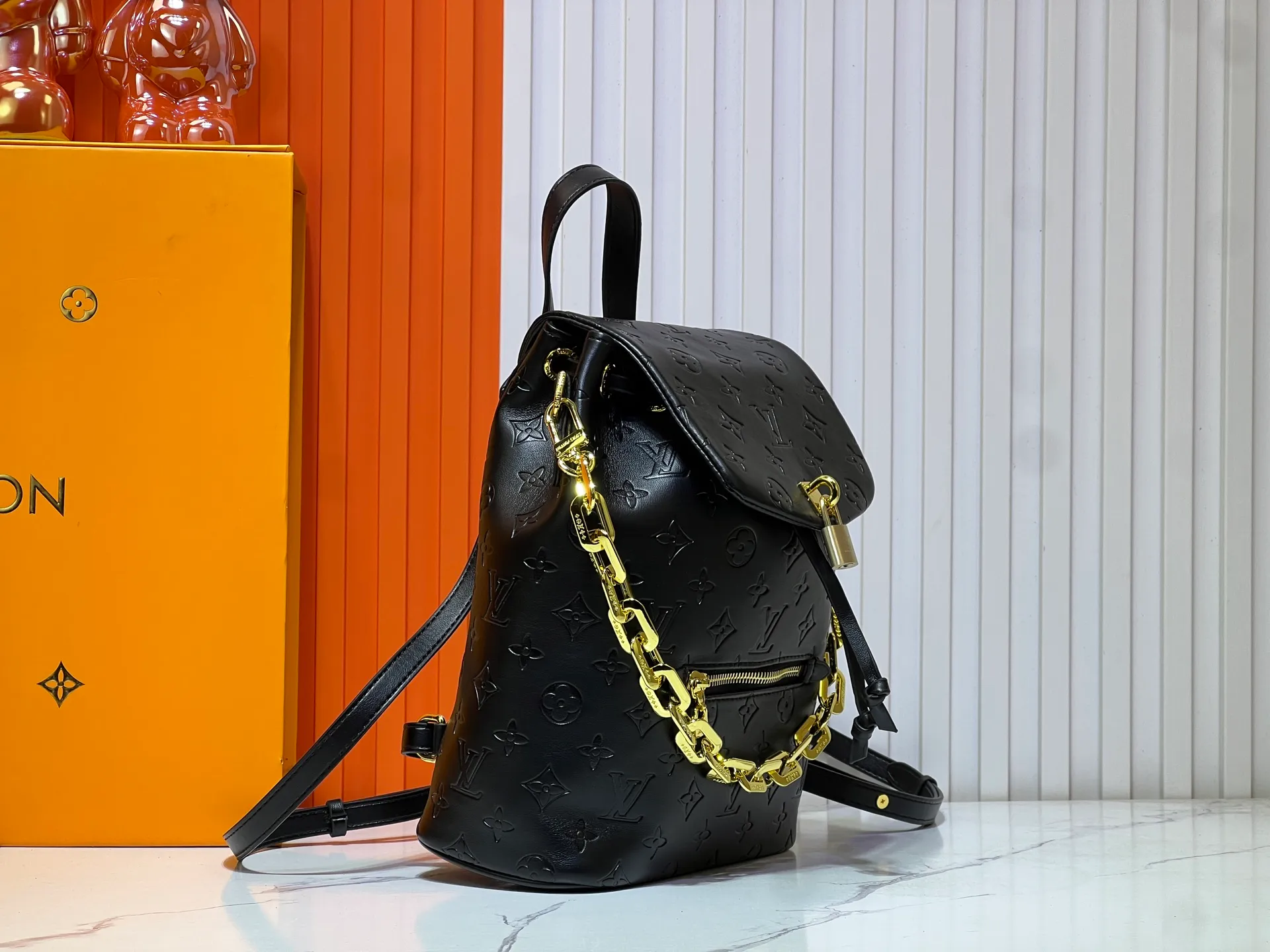 Batch 280💰M13357 Coussin Backpack small handbag joins the Coussin series with a backpack configuration. It is made of soft Monogram embossed leather and integrated with the iconic LV padlock, combining modern style and functional considerations. The detachable Coussin chain releases the metal edge, and the zippered front pocket makes it easy to access various small items. Size: 21X26X10 cm