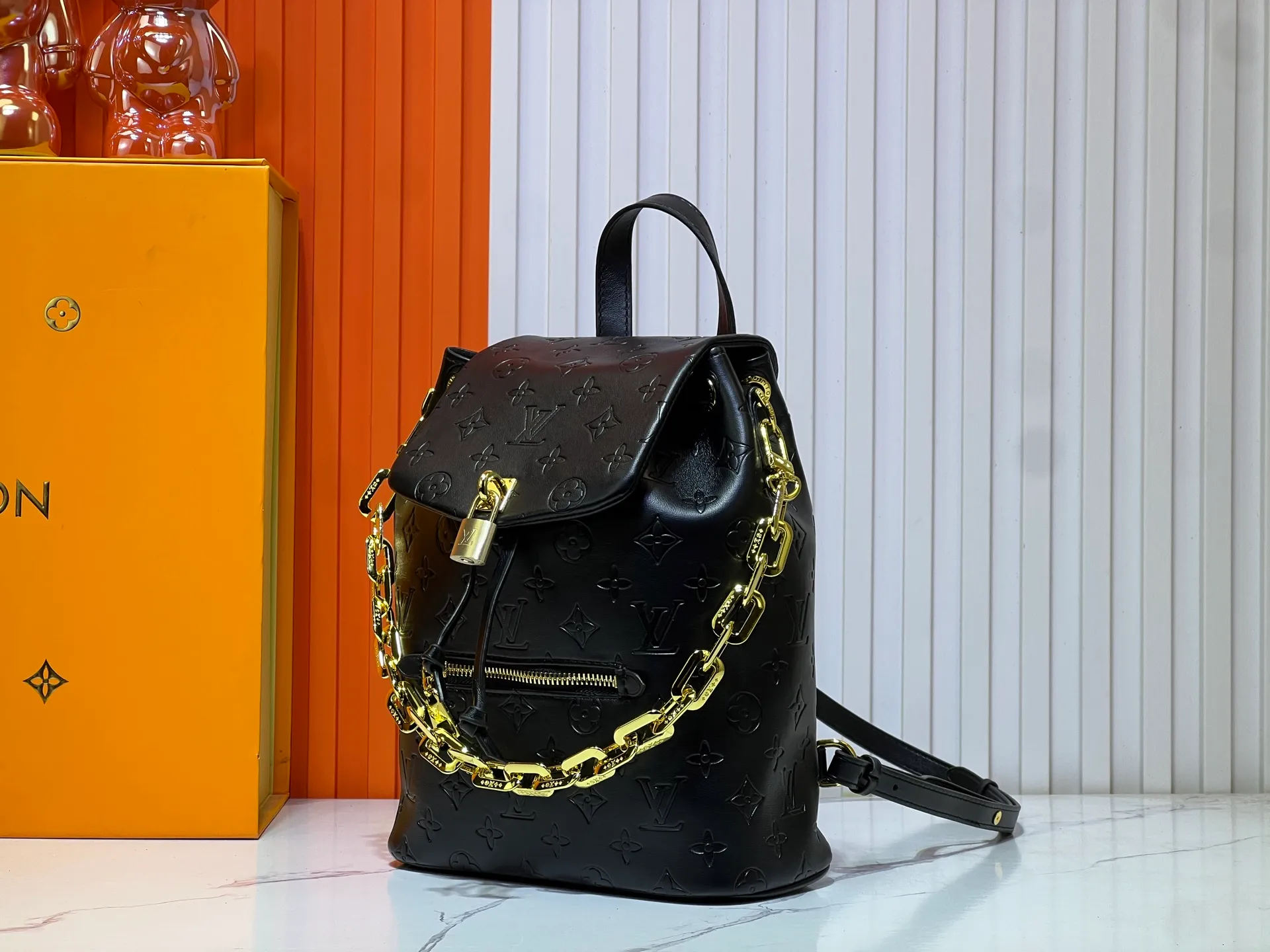 Batch 280💰M13357 Coussin Backpack small handbag joins the Coussin series with a backpack configuration. It is made of soft Monogram embossed leather and integrated with the iconic LV padlock, combining modern style and functional considerations. The detachable Coussin chain releases the metal edge, and the zippered front pocket makes it easy to access various small items. Size: 21X26X10 cm