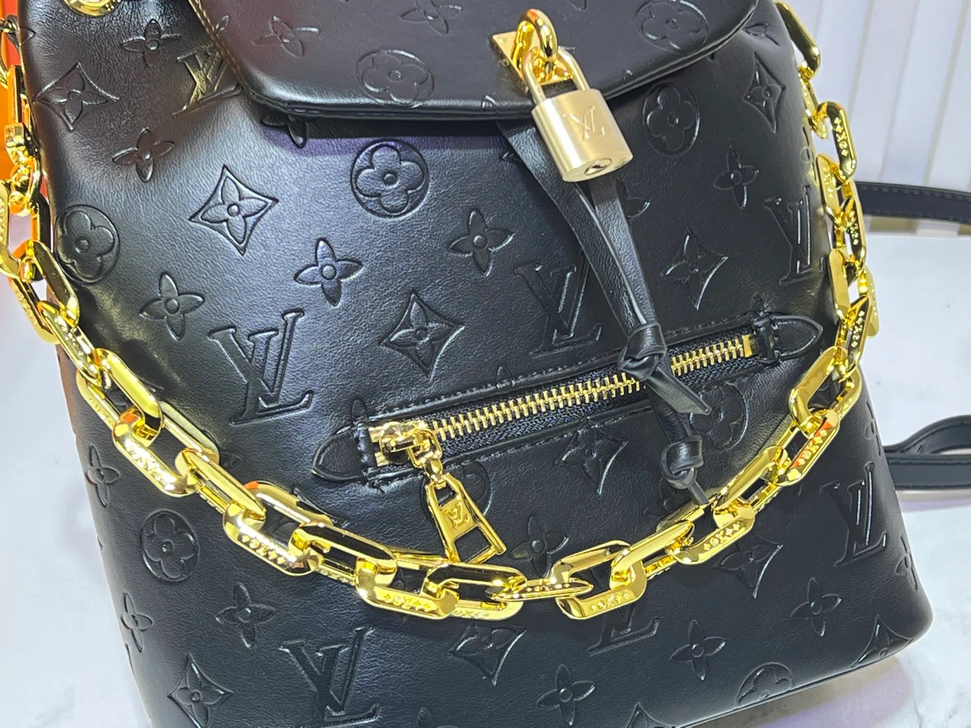 Batch 280💰M13357 Coussin Backpack small handbag joins the Coussin series with a backpack configuration. It is made of soft Monogram embossed leather and integrated with the iconic LV padlock, combining modern style and functional considerations. The detachable Coussin chain releases the metal edge, and the zippered front pocket makes it easy to access various small items. Size: 21X26X10 cm