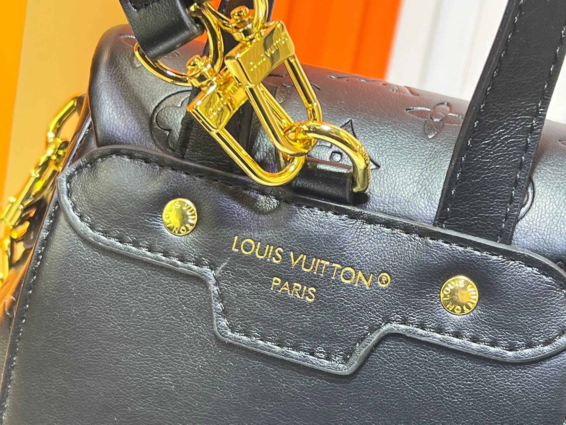 Batch 280💰M13357 Coussin Backpack small handbag joins the Coussin series with a backpack configuration. It is made of soft Monogram embossed leather and integrated with the iconic LV padlock, combining modern style and functional considerations. The detachable Coussin chain releases the metal edge, and the zippered front pocket makes it easy to access various small items. Size: 21X26X10 cm