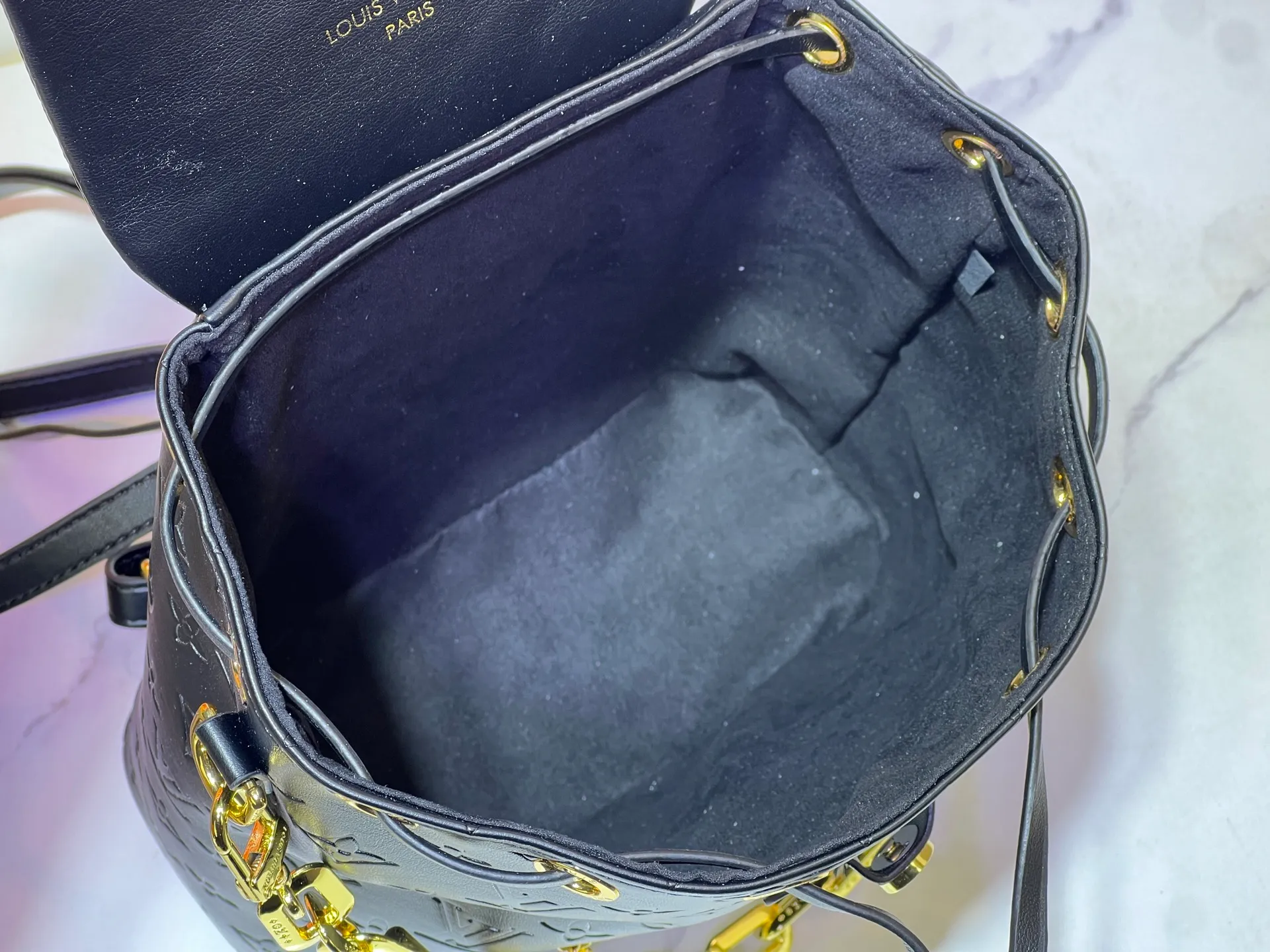 Batch 280💰M13357 Coussin Backpack small handbag joins the Coussin series with a backpack configuration. It is made of soft Monogram embossed leather and integrated with the iconic LV padlock, combining modern style and functional considerations. The detachable Coussin chain releases the metal edge, and the zippered front pocket makes it easy to access various small items. Size: 21X26X10 cm