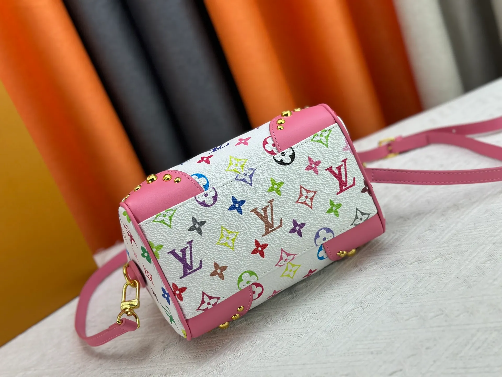 P260 upgraded original M58953 M46234 M46222 Speedy Bandoulière 20 handbag is made of soft coated canvas, and the full-length Monogram pattern is traced in colorful rainbow tones, highlighting the smart style of the Louis Vuitton x Murakami reissue series. The Toron handle and detachable shoulder strap are constructed of cow leather, the metal corners recall classic luggage elements, and the bow-shaped key bag and padlock add brand touches. Dimensions: 20.5 x 13.5 x 12.0 cm (length x height x width)