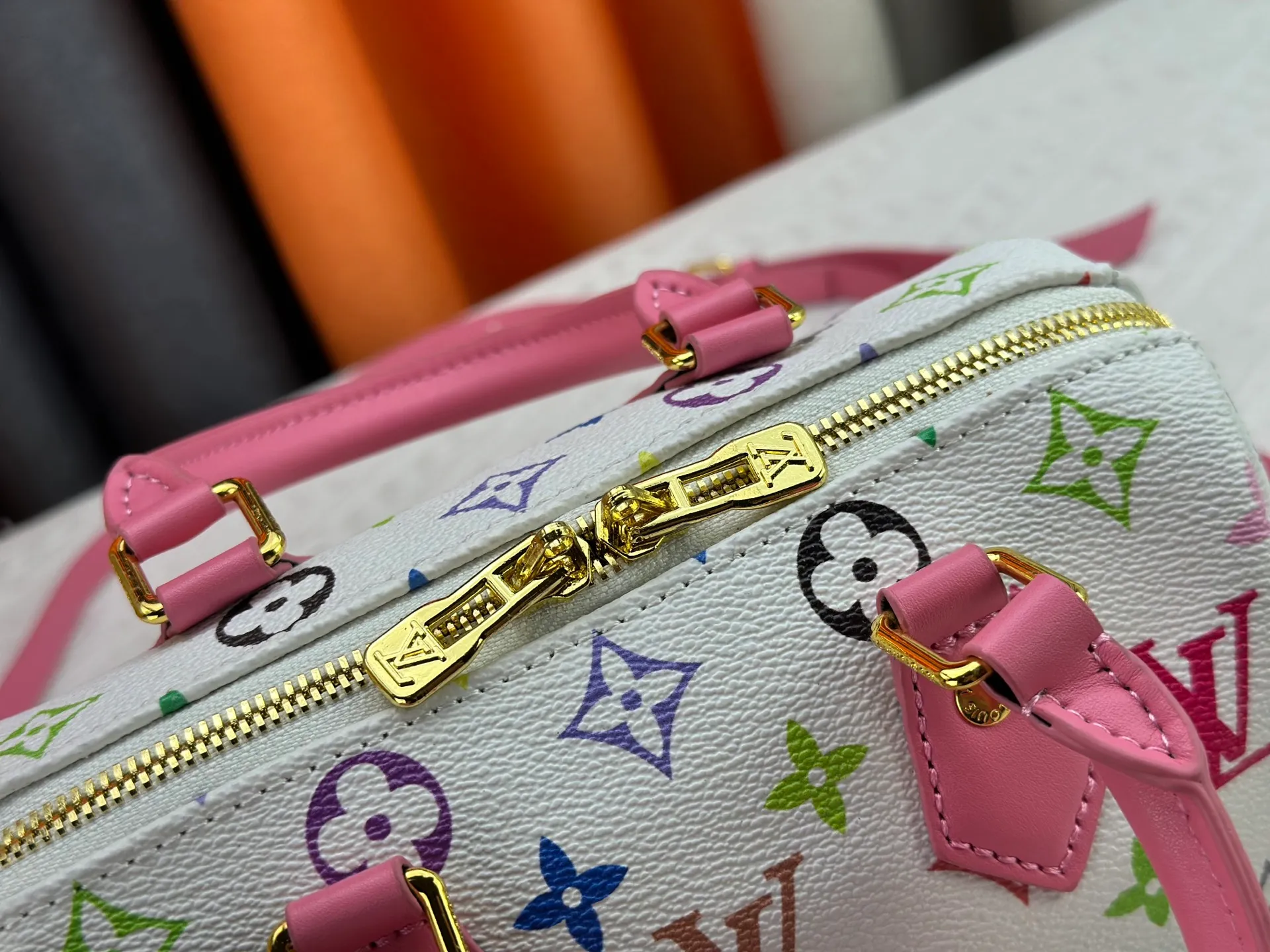 P260 upgraded original M58953 M46234 M46222 Speedy Bandoulière 20 handbag is made of soft coated canvas, and the full-length Monogram pattern is traced in colorful rainbow tones, highlighting the smart style of the Louis Vuitton x Murakami reissue series. The Toron handle and detachable shoulder strap are constructed of cow leather, the metal corners recall classic luggage elements, and the bow-shaped key bag and padlock add brand touches. Dimensions: 20.5 x 13.5 x 12.0 cm (length x height x width)