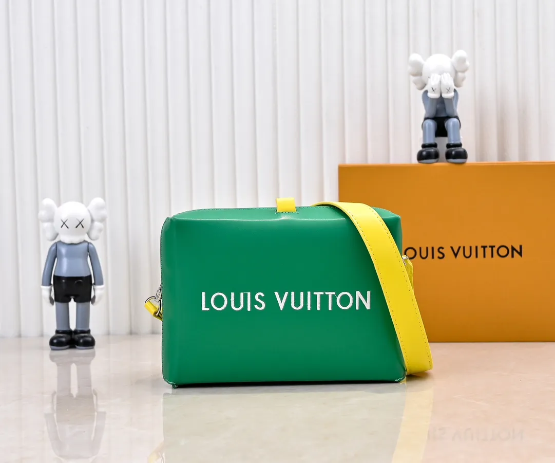 Batch 280💰Upgraded original M24455 This Shopper medium handbag draws inspiration from Louis Vuitton shopping bags, with the words Louis Vuitton and Maison Fondée En 1854 written on soft cow leather. It is equipped with a top handle and a detachable shoulder strap. Dimensions: 23.0x16.5x7.0 cm (length x height x width)