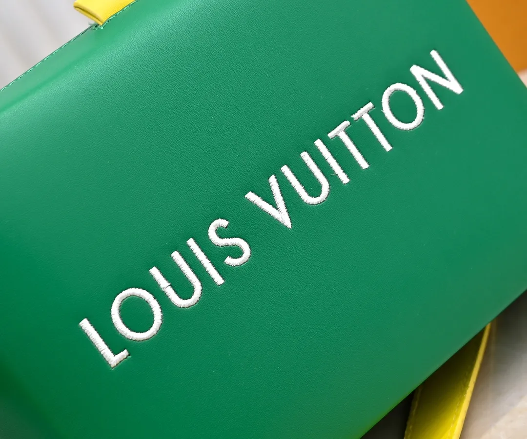 Batch 280💰Upgraded original M24455 This Shopper medium handbag draws inspiration from Louis Vuitton shopping bags, with the words Louis Vuitton and Maison Fondée En 1854 written on soft cow leather. It is equipped with a top handle and a detachable shoulder strap. Dimensions: 23.0x16.5x7.0 cm (length x height x width)