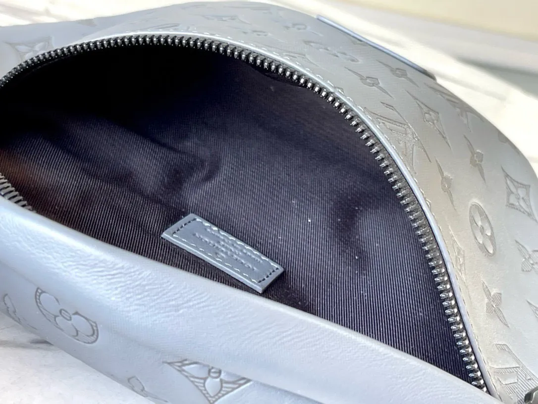💰840 (Top-grain leather) Top quality original M46108 This Discovery waist bag combines casual fashion with modern functionality. The shape is ergonomic and equipped with an adjustable strap, which can be worn around the waist, carried on the shoulder or hung casually on the chest. Zippered pockets on the front and back provide easy access to your phone, cards and keys. Dimensions: 44 x 15 x 9