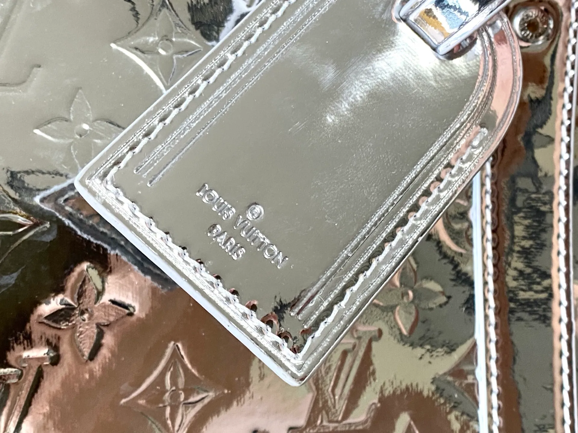 💰1560 (top layer leather) top original order M26766 silver This Keepall Bandouliere 45 travel bag uses Monogram Miroir canvas to convey a futuristic style, and then uses a mirror effect coating to upgrade its wear resistance. The hidden zipper pocket inside the mesh ensures safe storage of various items, and the top handle and detachable and adjustable shoulder strap allow for flexible carrying. Dimensions: 45 × 27 × 20 cm