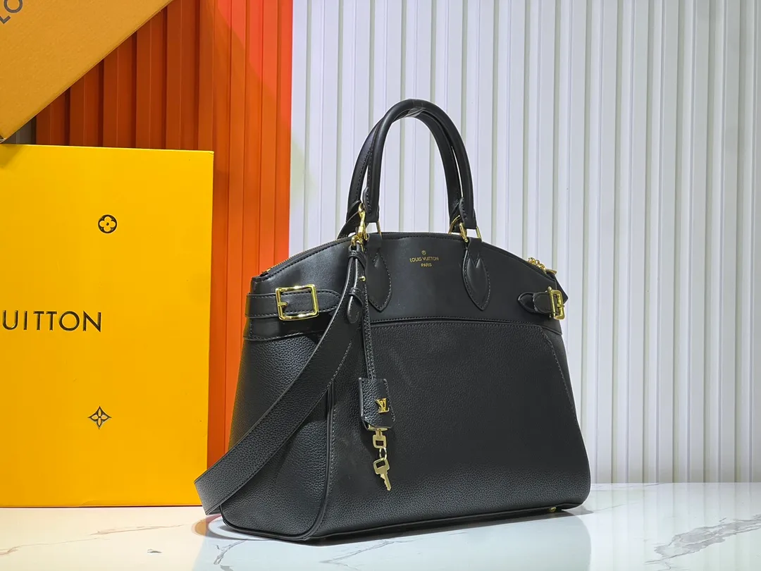 Batch 340💰M11214 green M22914 black M22925 brown M23061 off-white M22927 taupe. Sophisticated and functional, the Lock It MM bag is crafted in fine grained Taurillon leather and smooth calfskin, with gold-finish buckles and hardware. Signature House touches include padlocks, key bells and hot-stamped Louis Vuitton signatures. Featuring an articulated top handle and removable strap, this tote offers a variety of carrying options. 36x29x15 cm (LxHxW) Black Taurillon leather, smooth calfskin semi-leather trim Microfiber lining Gold hardware 2 square buckles padlock key bell External pockets 2 internal flat pockets Internal zipped pocket with flat pockets 5 protective metal studs Strap: removable, adjustable Strap drop: 45.0 cm Maximum strap drop: 51.0 cm