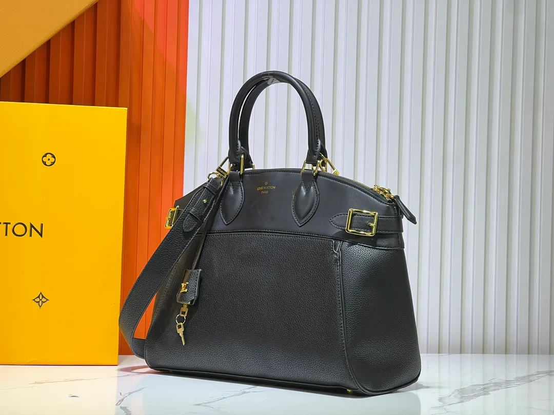 Batch 340💰M11214 green M22914 black M22925 brown M23061 off-white M22927 taupe. Sophisticated and functional, the Lock It MM bag is crafted in fine grained Taurillon leather and smooth calfskin, with gold-finish buckles and hardware. Signature House touches include padlocks, key bells and hot-stamped Louis Vuitton signatures. Featuring an articulated top handle and removable strap, this tote offers a variety of carrying options. 36x29x15 cm (LxHxW) Black Taurillon leather, smooth calfskin semi-leather trim Microfiber lining Gold hardware 2 square buckles padlock key bell External pockets 2 internal flat pockets Internal zipped pocket with flat pockets 5 protective metal studs Strap: removable, adjustable Strap drop: 45.0 cm Maximum strap drop: 51.0 cm