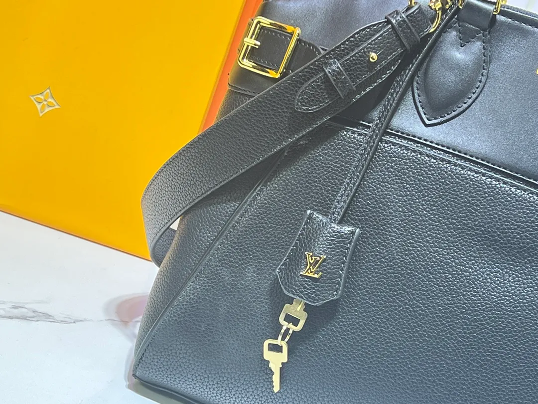 Batch 340💰M11214 green M22914 black M22925 brown M23061 off-white M22927 taupe. Sophisticated and functional, the Lock It MM bag is crafted in fine grained Taurillon leather and smooth calfskin, with gold-finish buckles and hardware. Signature House touches include padlocks, key bells and hot-stamped Louis Vuitton signatures. Featuring an articulated top handle and removable strap, this tote offers a variety of carrying options. 36x29x15 cm (LxHxW) Black Taurillon leather, smooth calfskin semi-leather trim Microfiber lining Gold hardware 2 square buckles padlock key bell External pockets 2 internal flat pockets Internal zipped pocket with flat pockets 5 protective metal studs Strap: removable, adjustable Strap drop: 45.0 cm Maximum strap drop: 51.0 cm