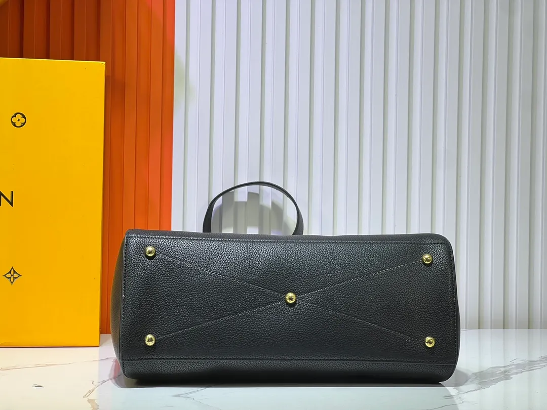 Batch 340💰M11214 green M22914 black M22925 brown M23061 off-white M22927 taupe. Sophisticated and functional, the Lock It MM bag is crafted in fine grained Taurillon leather and smooth calfskin, with gold-finish buckles and hardware. Signature House touches include padlocks, key bells and hot-stamped Louis Vuitton signatures. Featuring an articulated top handle and removable strap, this tote offers a variety of carrying options. 36x29x15 cm (LxHxW) Black Taurillon leather, smooth calfskin semi-leather trim Microfiber lining Gold hardware 2 square buckles padlock key bell External pockets 2 internal flat pockets Internal zipped pocket with flat pockets 5 protective metal studs Strap: removable, adjustable Strap drop: 45.0 cm Maximum strap drop: 51.0 cm