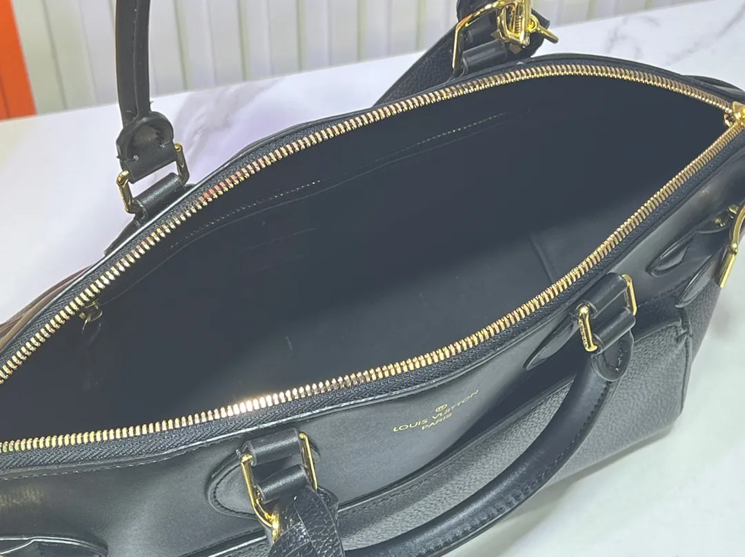 Batch 340💰M11214 green M22914 black M22925 brown M23061 off-white M22927 taupe. Sophisticated and functional, the Lock It MM bag is crafted in fine grained Taurillon leather and smooth calfskin, with gold-finish buckles and hardware. Signature House touches include padlocks, key bells and hot-stamped Louis Vuitton signatures. Featuring an articulated top handle and removable strap, this tote offers a variety of carrying options. 36x29x15 cm (LxHxW) Black Taurillon leather, smooth calfskin semi-leather trim Microfiber lining Gold hardware 2 square buckles padlock key bell External pockets 2 internal flat pockets Internal zipped pocket with flat pockets 5 protective metal studs Strap: removable, adjustable Strap drop: 45.0 cm Maximum strap drop: 51.0 cm