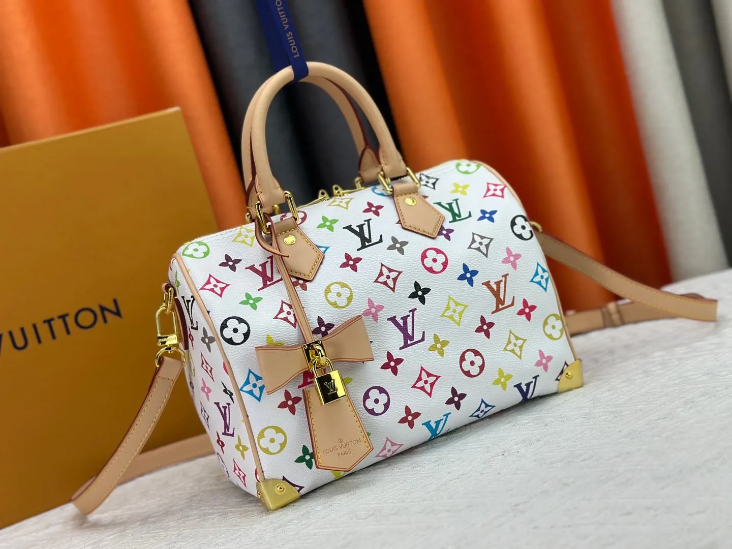 P300 Upgraded original M13805 M13257 M40390 LV Murakami Takashi co-branded NANOSPEEDY handbag This Nano Speedy handbag combines Monogram canvas and cow leather trim printing, with 33 colorful colors to interpret white, black and white tricolor. It has been launched in twelve sections and is very popular around the world and is loved by celebrities and celebrities. 25.0 x 19.0 x 15.0 cm