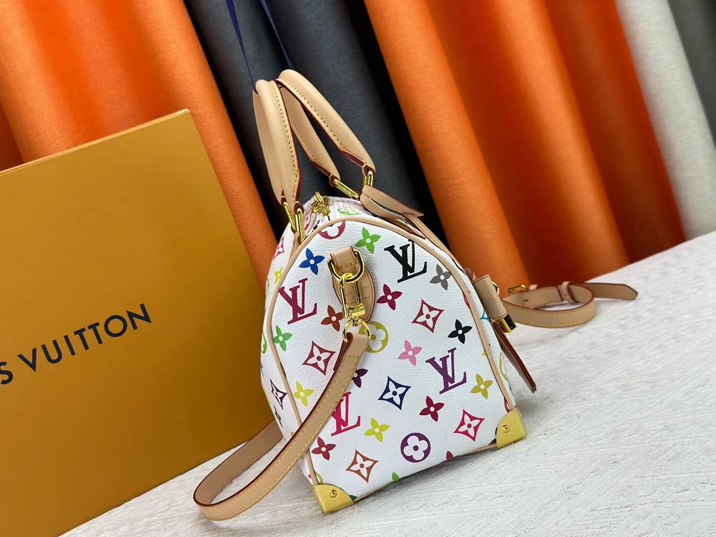 P300 Upgraded original M13805 M13257 M40390 LV Murakami Takashi co-branded NANOSPEEDY handbag This Nano Speedy handbag combines Monogram canvas and cow leather trim printing, with 33 colorful colors to interpret white, black and white tricolor. It has been launched in twelve sections and is very popular around the world and is loved by celebrities and celebrities. 25.0 x 19.0 x 15.0 cm
