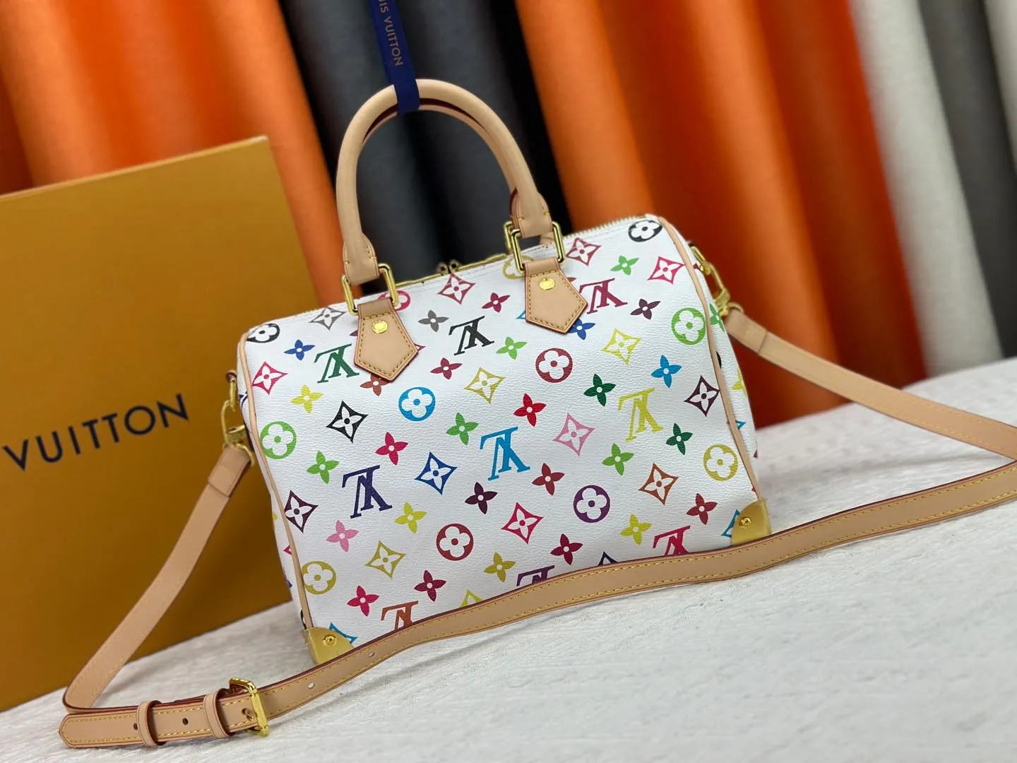 P300 Upgraded original M13805 M13257 M40390 LV Murakami Takashi co-branded NANOSPEEDY handbag This Nano Speedy handbag combines Monogram canvas and cow leather trim printing, with 33 colorful colors to interpret white, black and white tricolor. It has been launched in twelve sections and is very popular around the world and is loved by celebrities and celebrities. 25.0 x 19.0 x 15.0 cm