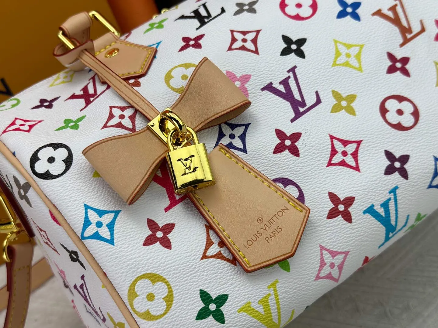 P300 Upgraded original M13805 M13257 M40390 LV Murakami Takashi co-branded NANOSPEEDY handbag This Nano Speedy handbag combines Monogram canvas and cow leather trim printing, with 33 colorful colors to interpret white, black and white tricolor. It has been launched in twelve sections and is very popular around the world and is loved by celebrities and celebrities. 25.0 x 19.0 x 15.0 cm