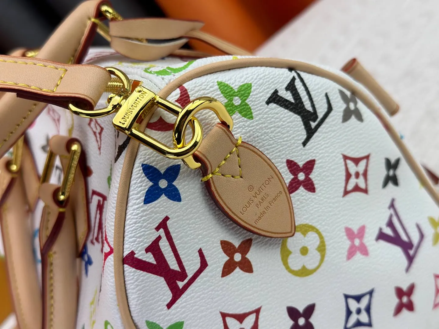 P300 Upgraded original M13805 M13257 M40390 LV Murakami Takashi co-branded NANOSPEEDY handbag This Nano Speedy handbag combines Monogram canvas and cow leather trim printing, with 33 colorful colors to interpret white, black and white tricolor. It has been launched in twelve sections and is very popular around the world and is loved by celebrities and celebrities. 25.0 x 19.0 x 15.0 cm