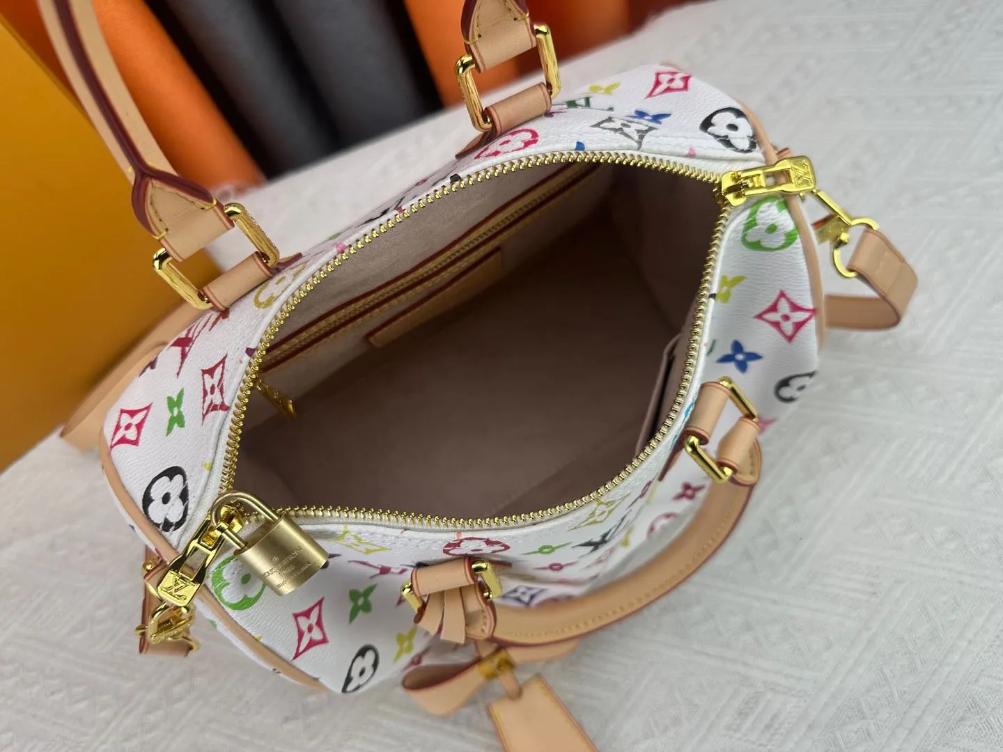 P300 Upgraded original M13805 M13257 M40390 LV Murakami Takashi co-branded NANOSPEEDY handbag This Nano Speedy handbag combines Monogram canvas and cow leather trim printing, with 33 colorful colors to interpret white, black and white tricolor. It has been launched in twelve sections and is very popular around the world and is loved by celebrities and celebrities. 25.0 x 19.0 x 15.0 cm