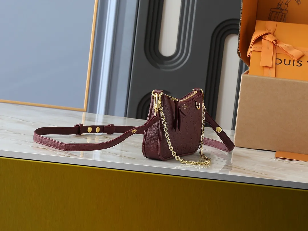 💰180💰Upgraded from the original M81066 M80349 M14421 M81862 M13614 This Easy Pouch handbag has a classic Monogram pattern on the leather body and incorporates dazzling metal parts such as D-rings, making it a perfect choice for day and night travel. The compact shape is suitable for daily needs, and the detachable shoulder strap and chain allow for a variety of carrying methods. Dimensions: 19.0 x 11.5 x 3.0 cm (length x height x width)