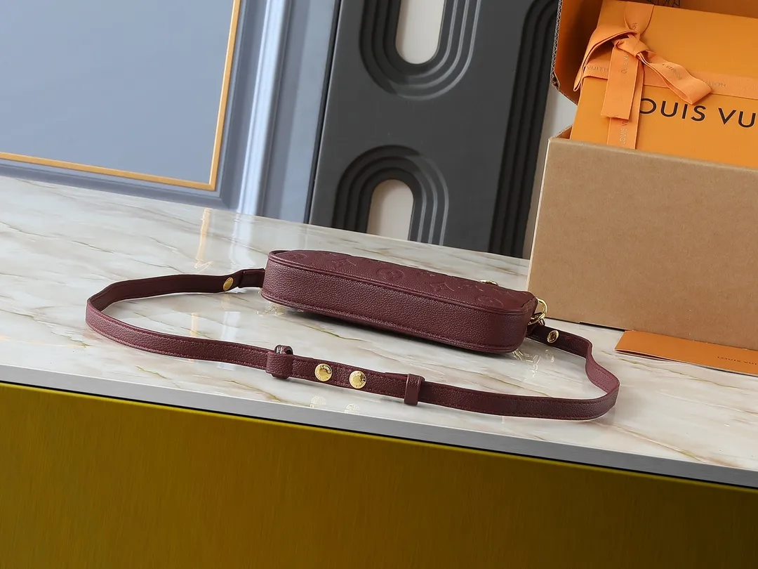 💰180💰Upgraded from the original M81066 M80349 M14421 M81862 M13614 This Easy Pouch handbag has a classic Monogram pattern on the leather body and incorporates dazzling metal parts such as D-rings, making it a perfect choice for day and night travel. The compact shape is suitable for daily needs, and the detachable shoulder strap and chain allow for a variety of carrying methods. Dimensions: 19.0 x 11.5 x 3.0 cm (length x height x width)