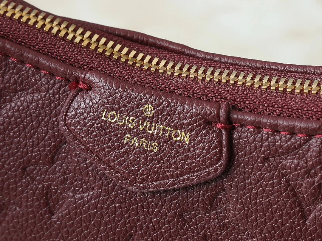 💰180💰Upgraded from the original M81066 M80349 M14421 M81862 M13614 This Easy Pouch handbag has a classic Monogram pattern on the leather body and incorporates dazzling metal parts such as D-rings, making it a perfect choice for day and night travel. The compact shape is suitable for daily needs, and the detachable shoulder strap and chain allow for a variety of carrying methods. Dimensions: 19.0 x 11.5 x 3.0 cm (length x height x width)