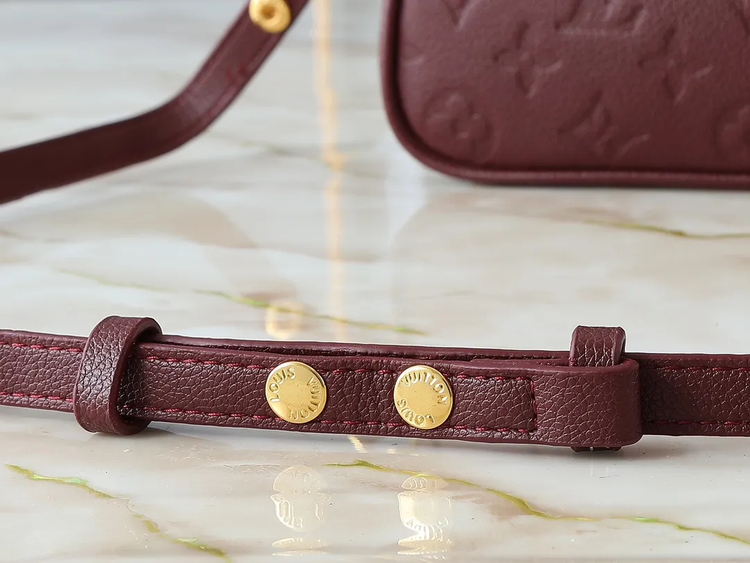 💰180💰Upgraded from the original M81066 M80349 M14421 M81862 M13614 This Easy Pouch handbag has a classic Monogram pattern on the leather body and incorporates dazzling metal parts such as D-rings, making it a perfect choice for day and night travel. The compact shape is suitable for daily needs, and the detachable shoulder strap and chain allow for a variety of carrying methods. Dimensions: 19.0 x 11.5 x 3.0 cm (length x height x width)