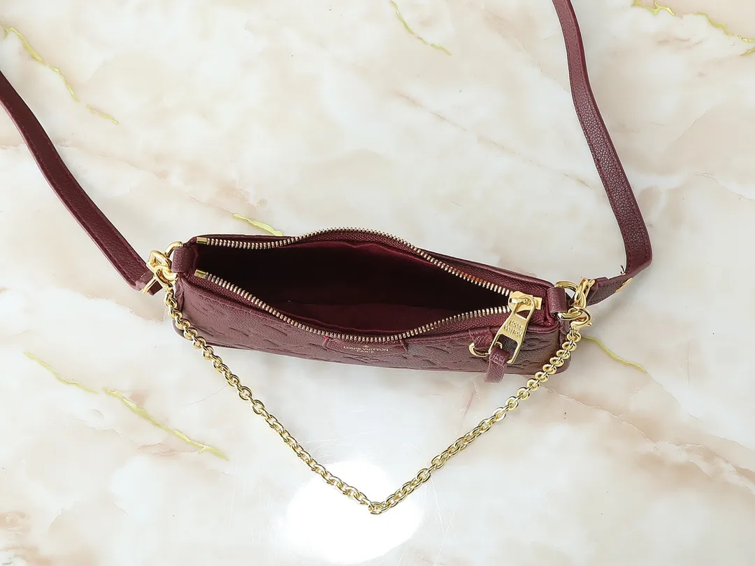 💰180💰Upgraded from the original M81066 M80349 M14421 M81862 M13614 This Easy Pouch handbag has a classic Monogram pattern on the leather body and incorporates dazzling metal parts such as D-rings, making it a perfect choice for day and night travel. The compact shape is suitable for daily needs, and the detachable shoulder strap and chain allow for a variety of carrying methods. Dimensions: 19.0 x 11.5 x 3.0 cm (length x height x width)