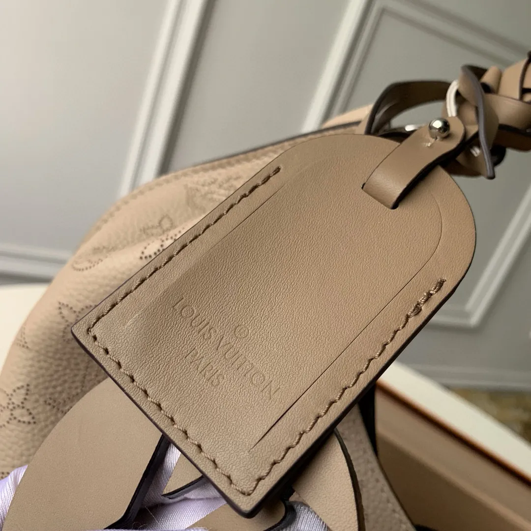💰1220 (top layer leather) top-quality original actual photos M53188 Apricot This bag is made of imported granular Taurillon calfskin! Its fashionable silhouette is very youthful. The full leather punched braided wrist double tag women's shoulder bag oo [handshake] [handshake] is particularly beautiful when casually slung over the shoulder. The oversized shiny palladium copper twist lock closure adds an avant-garde touch. Size: 35x40x17cm!