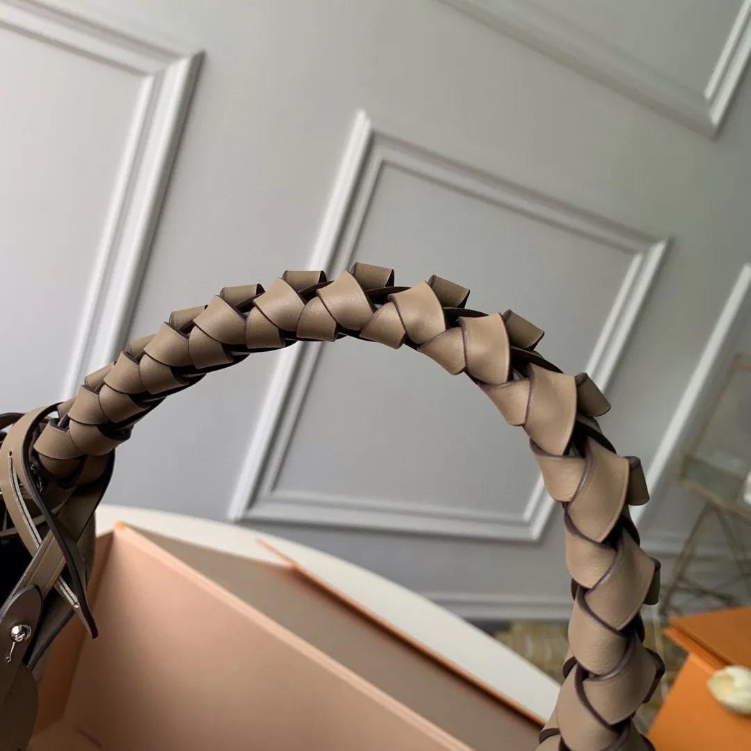 💰1220 (top layer leather) top-quality original actual photos M53188 Apricot This bag is made of imported granular Taurillon calfskin! Its fashionable silhouette is very youthful. The full leather punched braided wrist double tag women's shoulder bag oo [handshake] [handshake] is particularly beautiful when casually slung over the shoulder. The oversized shiny palladium copper twist lock closure adds an avant-garde touch. Size: 35x40x17cm!
