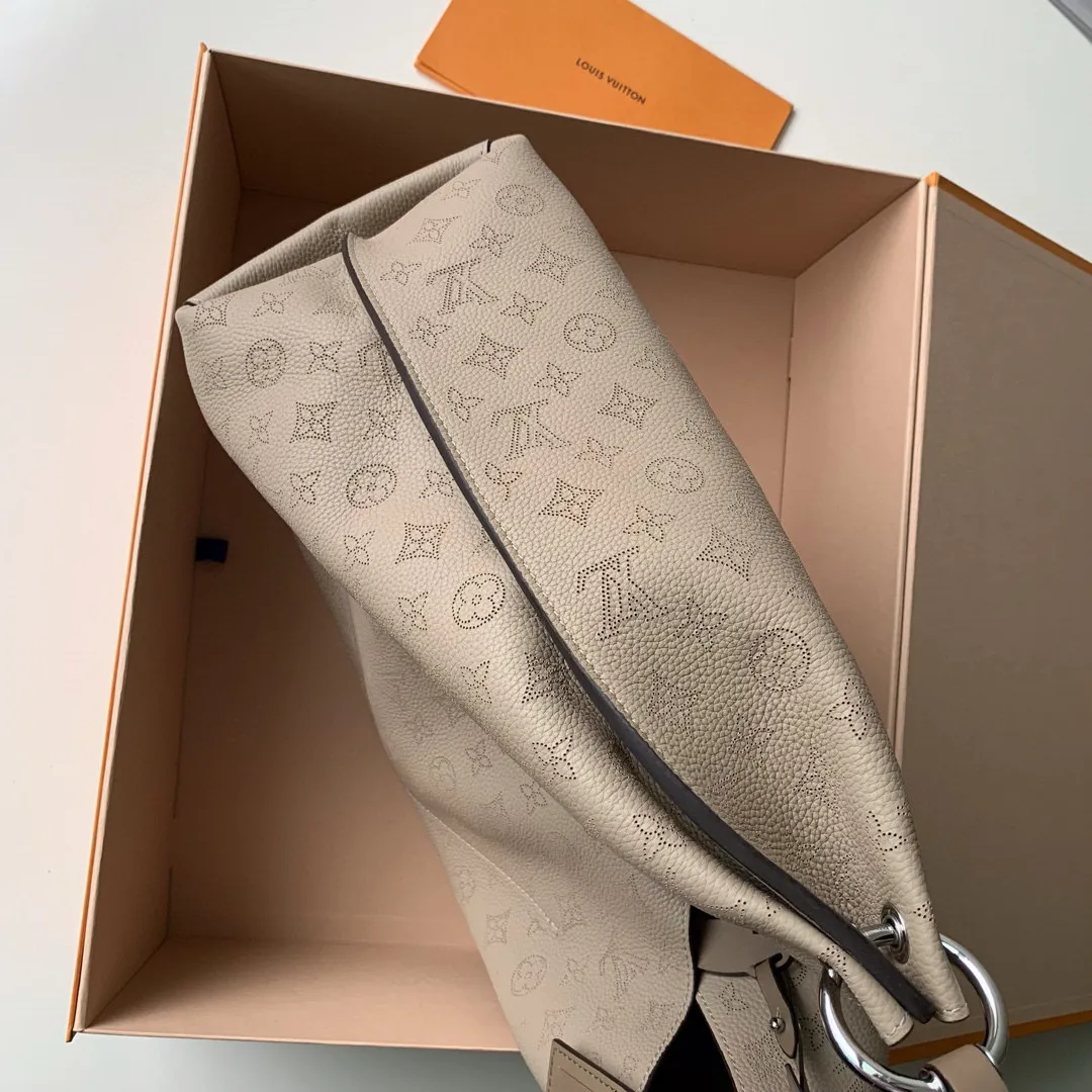 💰1220 (top layer leather) top-quality original actual photos M53188 Apricot This bag is made of imported granular Taurillon calfskin! Its fashionable silhouette is very youthful. The full leather punched braided wrist double tag women's shoulder bag oo [handshake] [handshake] is particularly beautiful when casually slung over the shoulder. The oversized shiny palladium copper twist lock closure adds an avant-garde touch. Size: 35x40x17cm!