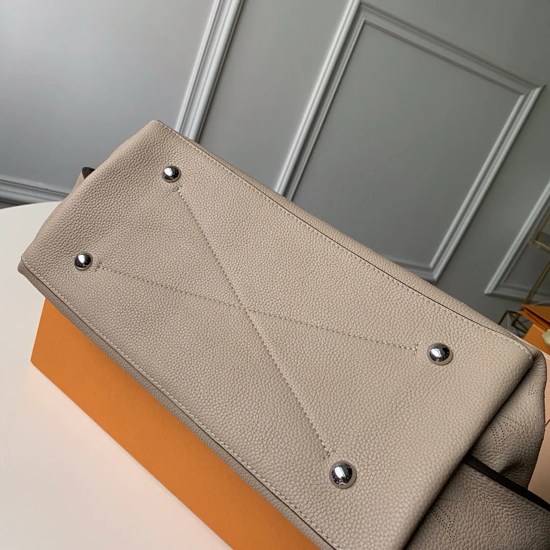 💰1220 (top layer leather) top-quality original actual photos M53188 Apricot This bag is made of imported granular Taurillon calfskin! Its fashionable silhouette is very youthful. The full leather punched braided wrist double tag women's shoulder bag oo [handshake] [handshake] is particularly beautiful when casually slung over the shoulder. The oversized shiny palladium copper twist lock closure adds an avant-garde touch. Size: 35x40x17cm!