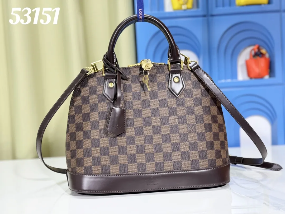 p Large 280💰Small 260💰Upgraded from the original M53151 M53152 presbyopic N41221 Feige presbyopic black leather This is one of Louis Vuitton's iconic handbags with the stiffest design structure. Its prototype is a piece designed by Gaston Vuitton and named after the Alma Bridge, which connects two adjacent fashionable districts in Paris. Signature Monogram canvas gives it a classic feel. Size: small 25 x 19 x 12, large 32x24x15cm (length x height x width)
