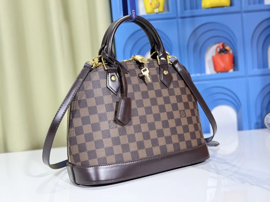 p Large 280💰Small 260💰Upgraded from the original M53151 M53152 presbyopic N41221 Feige presbyopic black leather This is one of Louis Vuitton's iconic handbags with the stiffest design structure. Its prototype is a piece designed by Gaston Vuitton and named after the Alma Bridge, which connects two adjacent fashionable districts in Paris. Signature Monogram canvas gives it a classic feel. Size: small 25 x 19 x 12, large 32x24x15cm (length x height x width)