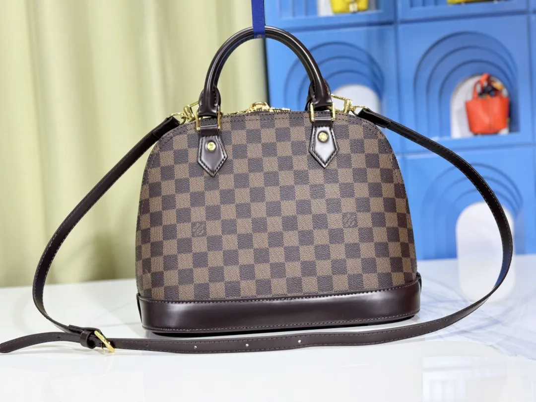 p Large 280💰Small 260💰Upgraded from the original M53151 M53152 presbyopic N41221 Feige presbyopic black leather This is one of Louis Vuitton's iconic handbags with the stiffest design structure. Its prototype is a piece designed by Gaston Vuitton and named after the Alma Bridge, which connects two adjacent fashionable districts in Paris. Signature Monogram canvas gives it a classic feel. Size: small 25 x 19 x 12, large 32x24x15cm (length x height x width)
