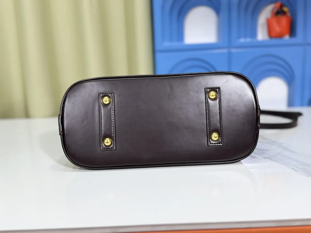 p Large 280💰Small 260💰Upgraded from the original M53151 M53152 presbyopic N41221 Feige presbyopic black leather This is one of Louis Vuitton's iconic handbags with the stiffest design structure. Its prototype is a piece designed by Gaston Vuitton and named after the Alma Bridge, which connects two adjacent fashionable districts in Paris. Signature Monogram canvas gives it a classic feel. Size: small 25 x 19 x 12, large 32x24x15cm (length x height x width)