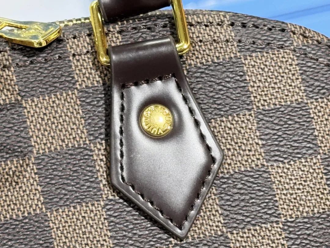 p Large 280💰Small 260💰Upgraded from the original M53151 M53152 presbyopic N41221 Feige presbyopic black leather This is one of Louis Vuitton's iconic handbags with the stiffest design structure. Its prototype is a piece designed by Gaston Vuitton and named after the Alma Bridge, which connects two adjacent fashionable districts in Paris. Signature Monogram canvas gives it a classic feel. Size: small 25 x 19 x 12, large 32x24x15cm (length x height x width)