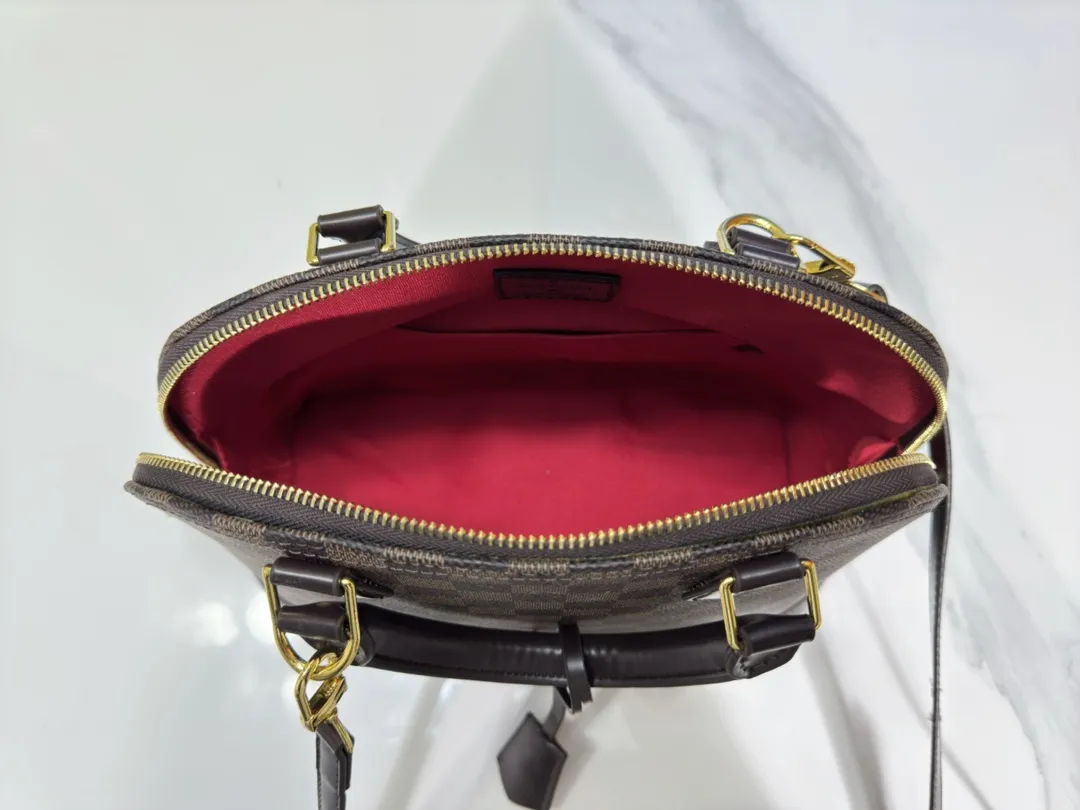 p Large 280💰Small 260💰Upgraded from the original M53151 M53152 presbyopic N41221 Feige presbyopic black leather This is one of Louis Vuitton's iconic handbags with the stiffest design structure. Its prototype is a piece designed by Gaston Vuitton and named after the Alma Bridge, which connects two adjacent fashionable districts in Paris. Signature Monogram canvas gives it a classic feel. Size: small 25 x 19 x 12, large 32x24x15cm (length x height x width)