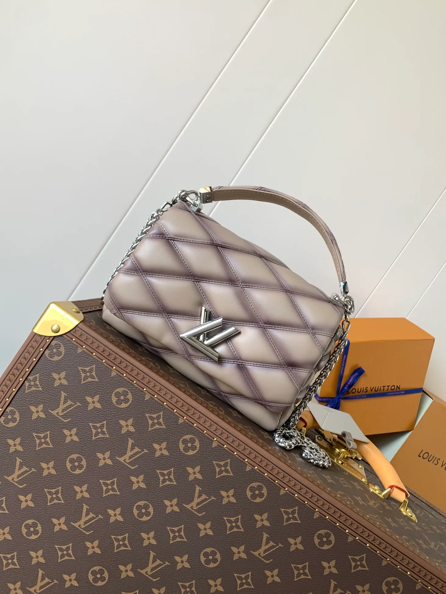 💰1280 (top layer leather) top original order, code changing chip M23045 dark gray M22891 beige M23601 brown M22891 black M12338 vanilla M24465 pink gradient M23682 dark blue M12434 blue gradient M22891 blue and white checkered M22891 red and white checkered M25107 silver M22891 patent leather M22892 black pink gradient M24186 light blue gradient M24465 nude pink gradient M12567 burgundy M11374 black hardware M12332 light coffee color M22890 white leather with black stripes Top original custom leather ~ colors are being updated continuously! This medium GO-14 bag is crafted from rich sheepskin leather with a quilted pattern that pays homage to the brand's traditional luggage designs. The Twist lock makes a striking statement, and the top handle can be carried by hand alone, or it can be transformed into a leather shoulder pad on the sliding chain strap for comfortable shoulder or cross-body wear. Dimensions: 23 x 16 x 10cm