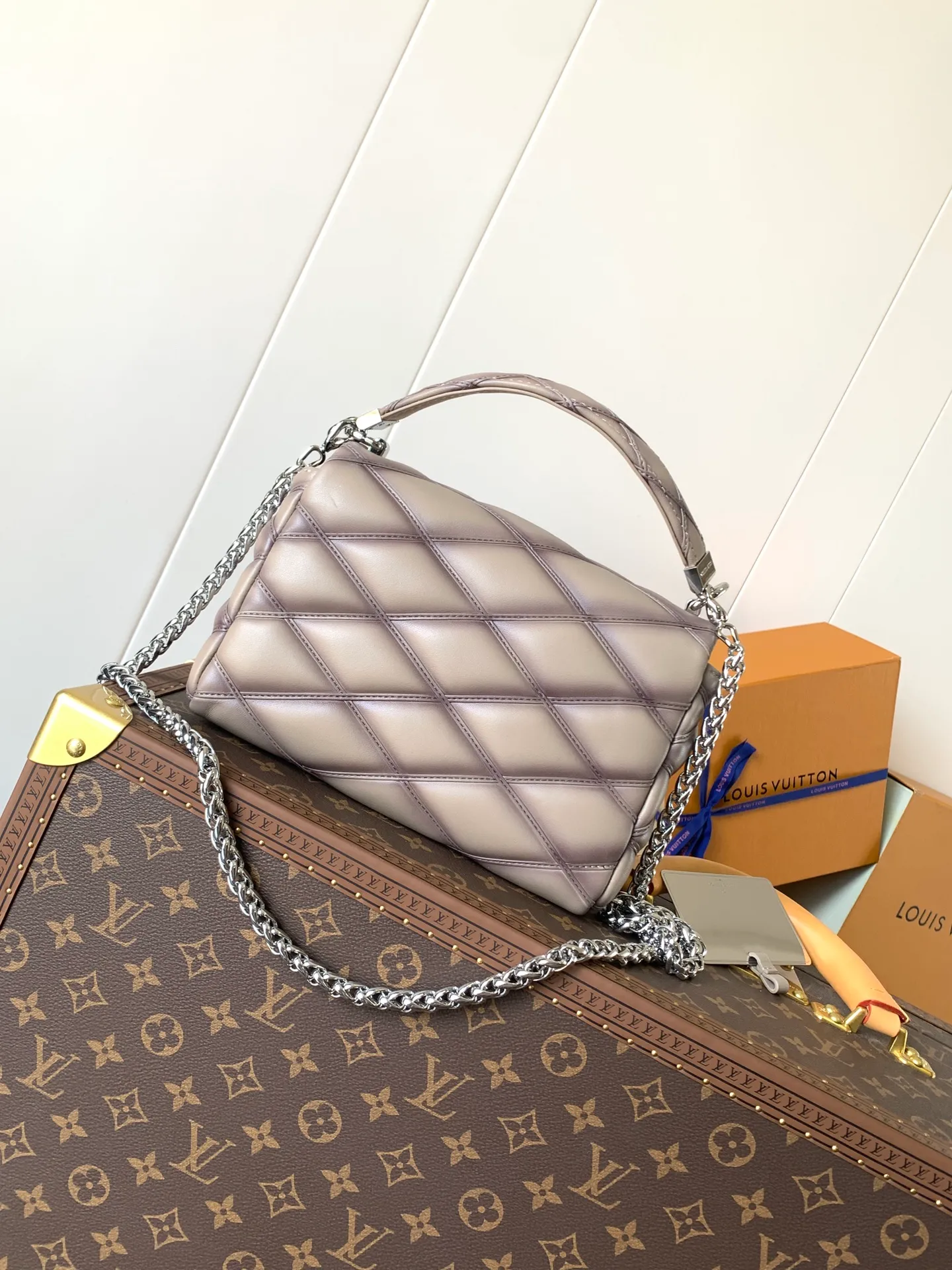 💰1280 (top layer leather) top original order, code changing chip M23045 dark gray M22891 beige M23601 brown M22891 black M12338 vanilla M24465 pink gradient M23682 dark blue M12434 blue gradient M22891 blue and white checkered M22891 red and white checkered M25107 silver M22891 patent leather M22892 black pink gradient M24186 light blue gradient M24465 nude pink gradient M12567 burgundy M11374 black hardware M12332 light coffee color M22890 white leather with black stripes Top original custom leather ~ colors are being updated continuously! This medium GO-14 bag is crafted from rich sheepskin leather with a quilted pattern that pays homage to the brand's traditional luggage designs. The Twist lock makes a striking statement, and the top handle can be carried by hand alone, or it can be transformed into a leather shoulder pad on the sliding chain strap for comfortable shoulder or cross-body wear. Dimensions: 23 x 16 x 10cm