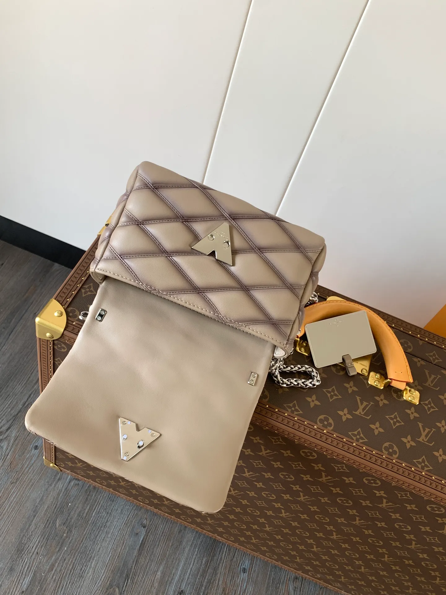 💰1280 (top layer leather) top original order, code changing chip M23045 dark gray M22891 beige M23601 brown M22891 black M12338 vanilla M24465 pink gradient M23682 dark blue M12434 blue gradient M22891 blue and white checkered M22891 red and white checkered M25107 silver M22891 patent leather M22892 black pink gradient M24186 light blue gradient M24465 nude pink gradient M12567 burgundy M11374 black hardware M12332 light coffee color M22890 white leather with black stripes Top original custom leather ~ colors are being updated continuously! This medium GO-14 bag is crafted from rich sheepskin leather with a quilted pattern that pays homage to the brand's traditional luggage designs. The Twist lock makes a striking statement, and the top handle can be carried by hand alone, or it can be transformed into a leather shoulder pad on the sliding chain strap for comfortable shoulder or cross-body wear. Dimensions: 23 x 16 x 10cm