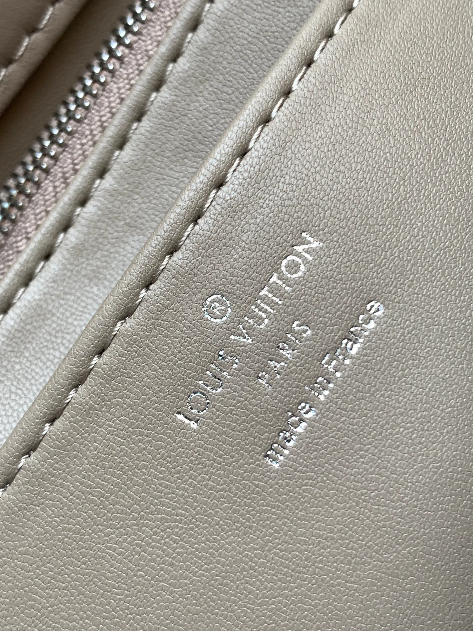 💰1280 (top layer leather) top original order, code changing chip M23045 dark gray M22891 beige M23601 brown M22891 black M12338 vanilla M24465 pink gradient M23682 dark blue M12434 blue gradient M22891 blue and white checkered M22891 red and white checkered M25107 silver M22891 patent leather M22892 black pink gradient M24186 light blue gradient M24465 nude pink gradient M12567 burgundy M11374 black hardware M12332 light coffee color M22890 white leather with black stripes Top original custom leather ~ colors are being updated continuously! This medium GO-14 bag is crafted from rich sheepskin leather with a quilted pattern that pays homage to the brand's traditional luggage designs. The Twist lock makes a striking statement, and the top handle can be carried by hand alone, or it can be transformed into a leather shoulder pad on the sliding chain strap for comfortable shoulder or cross-body wear. Dimensions: 23 x 16 x 10cm